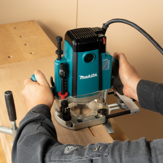 Défonceuse Makita RP2303FC07 2 100 W plongée 70 mm