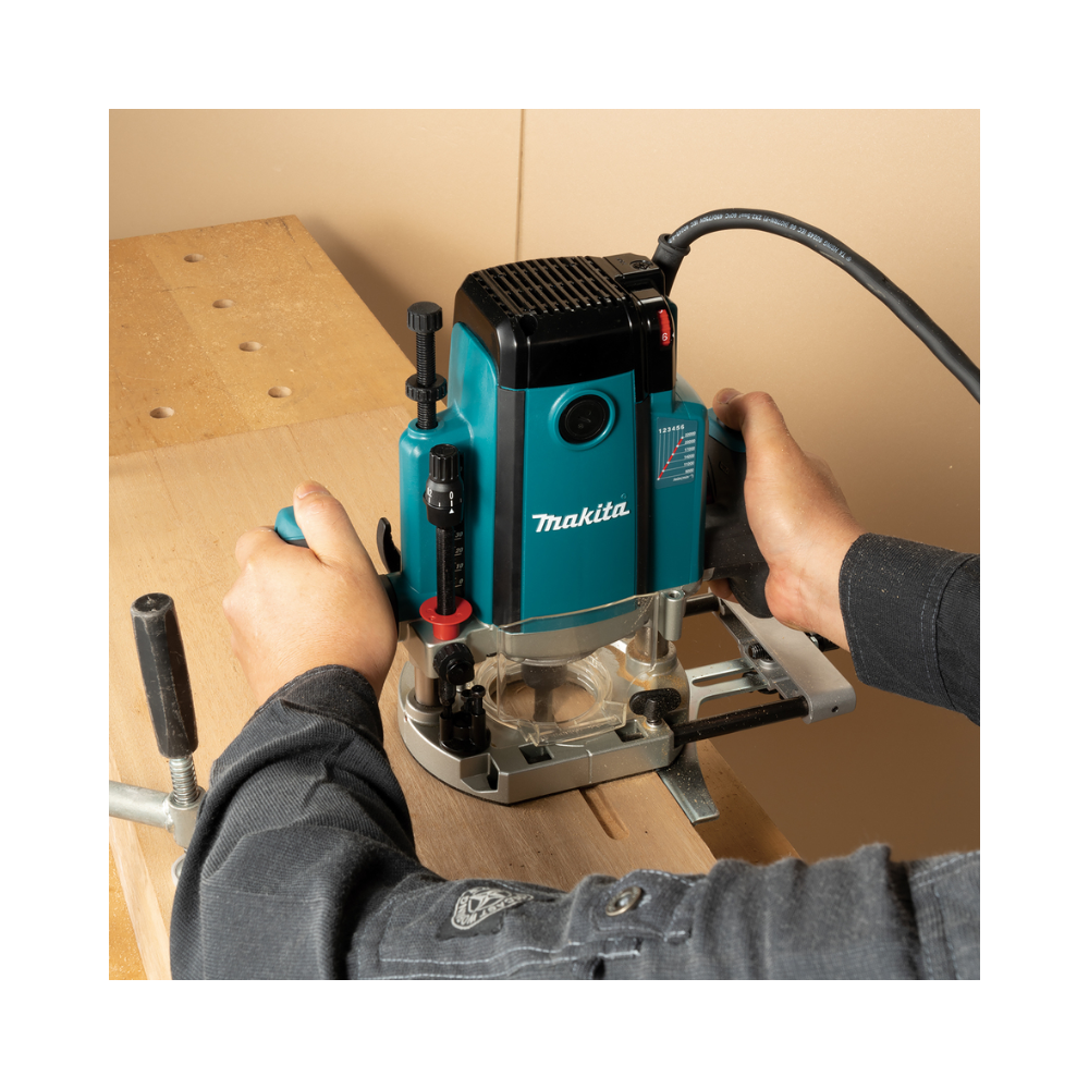 Défonceuse Makita RP2303FC07 2 100 W plongée 70 mm