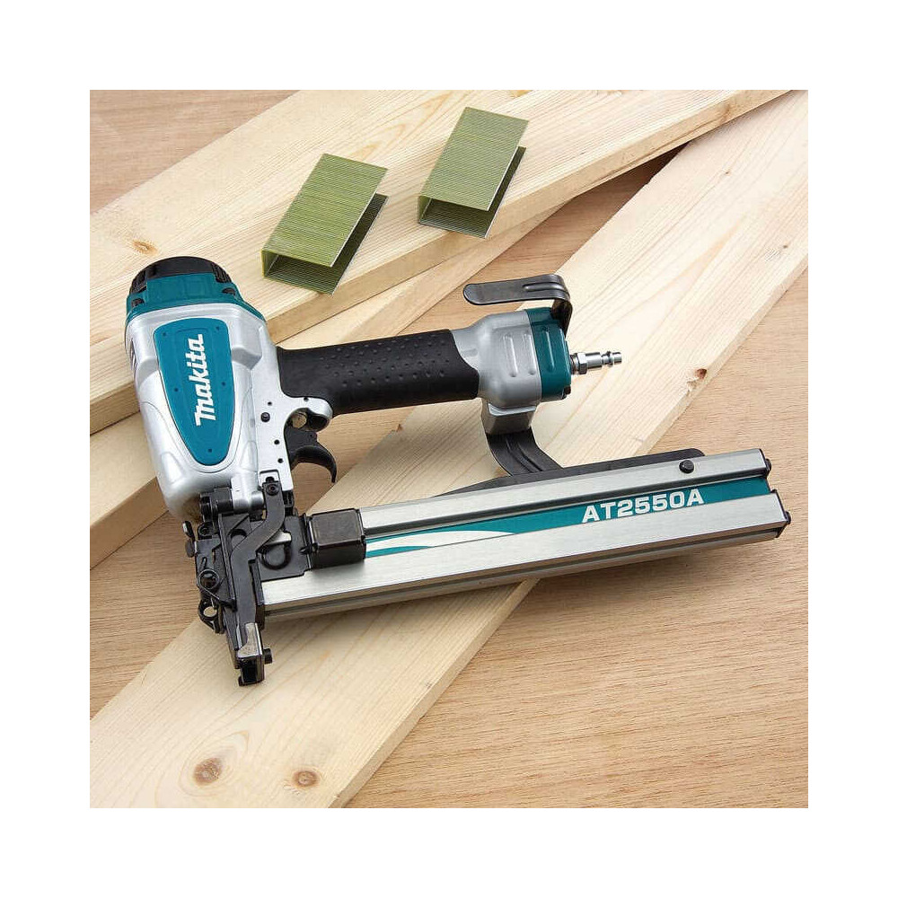 Agrafeuse Makita AT2550A