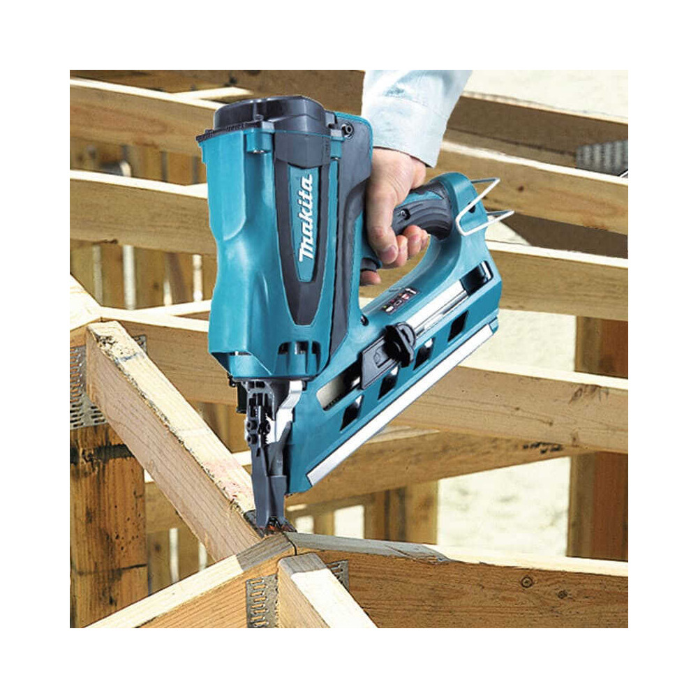 Cloueur de charpente à gaz Makita GN900SE