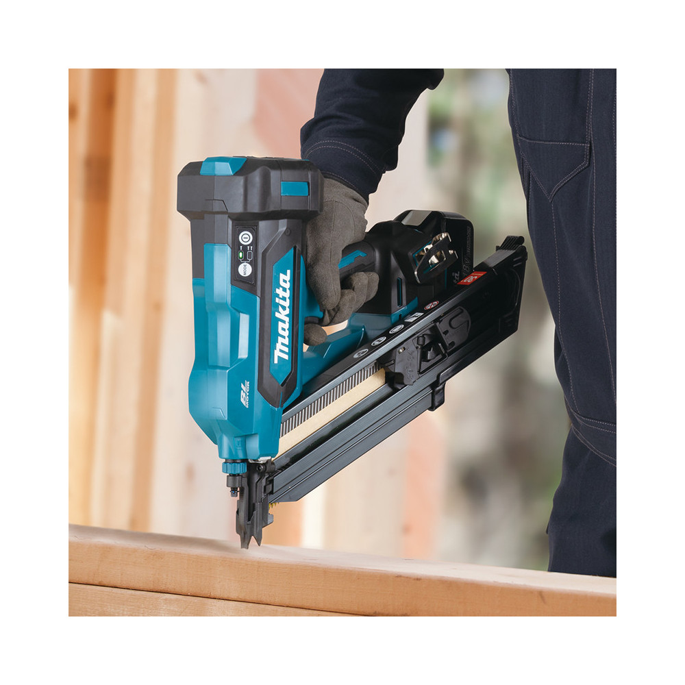 Cloueur de charpente sans fil Makita DBN900RTE - 18V LXT - clous 50 à 90 mm - 2 batteries 5,0 Ah + chargeur - coffret